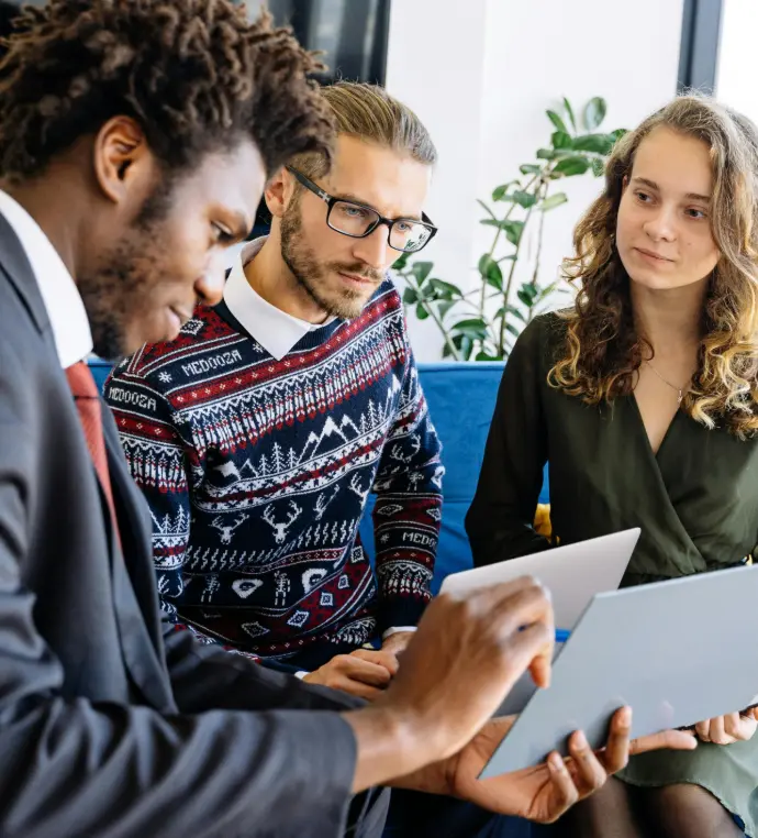 Réunion entre conseillers et clients échangeant sur un projet d’aménagement intérieur.